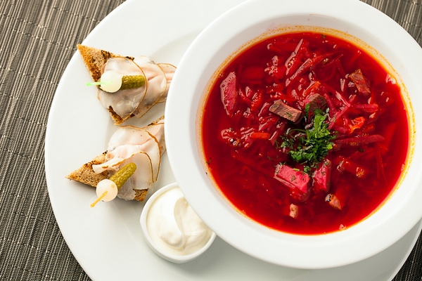 Борщ с говяжьим брискетом и кручёным салом