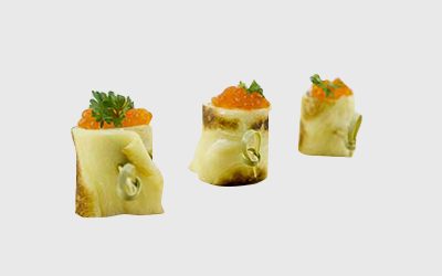Блинный ролл с творожным сыром и красной икрой