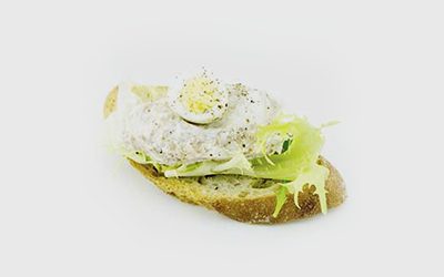 Брускетта с риетом из тунца