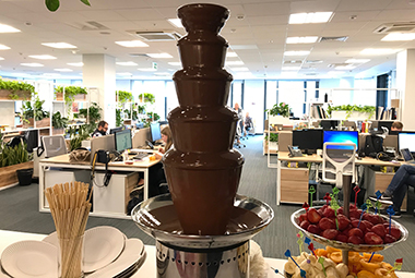 День рожденье в офисе с шоколадным фонтаном